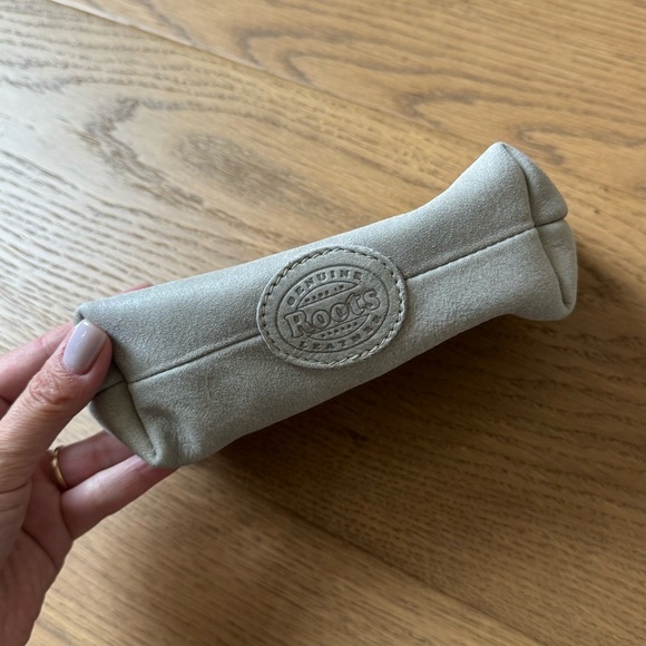 Roots Canada Small Leather Makeup Toiletry Pouch - Grey - Like New - Picture 3 of 10